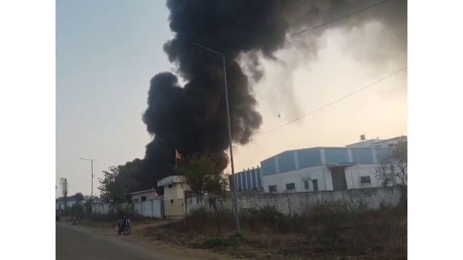 कर्नाटक: तुमकुर के वसंत नरसपुरा औद्योगिक क्षेत्र में कचरा गोदाम में लगी आग