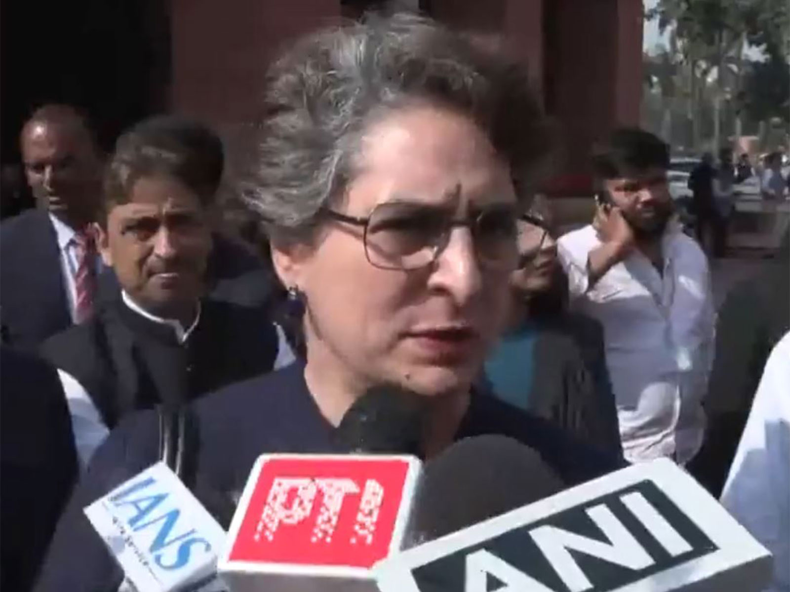 'राहुल को बोलने नहीं दिया गया...यह लोकतंत्र नहीं', लोकसभा हंगामे पर प्रियंका गांधी का तीखा हमला