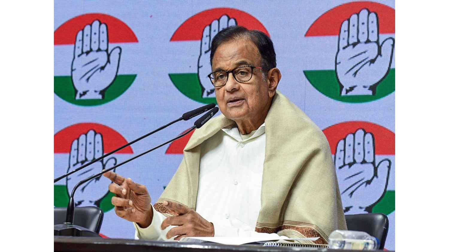 पी चिदंबरम ने 10% टैरिफ पर की आर्थिक विश्लेषकों की आलोचना, फैसले को ट्रंप का हथियार बताया