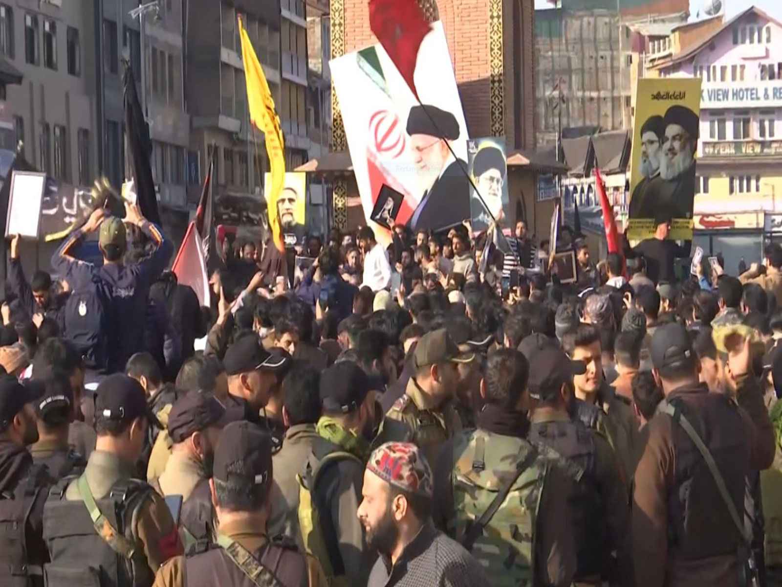 जम्मू-कश्मीर: श्रीनगर में खामेनेई की हत्या के विरोध में सैकड़ों शिया मुसलमानों का प्रदर्शन