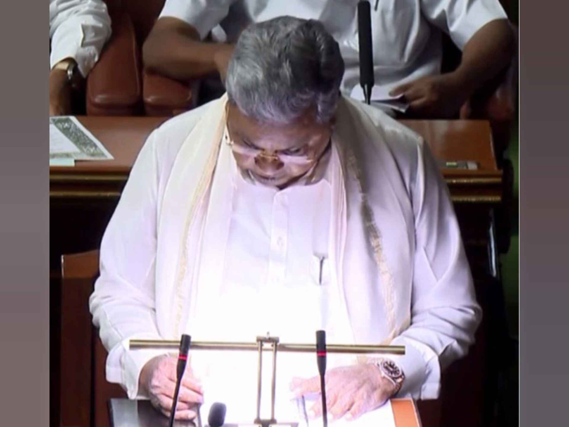 कर्नाटक: सीएम सिद्धारमैया ने पेश किया ऐतिहासिक 17वां बजट; ₹4.48 लाख करोड़ के खर्च का लक्ष्य