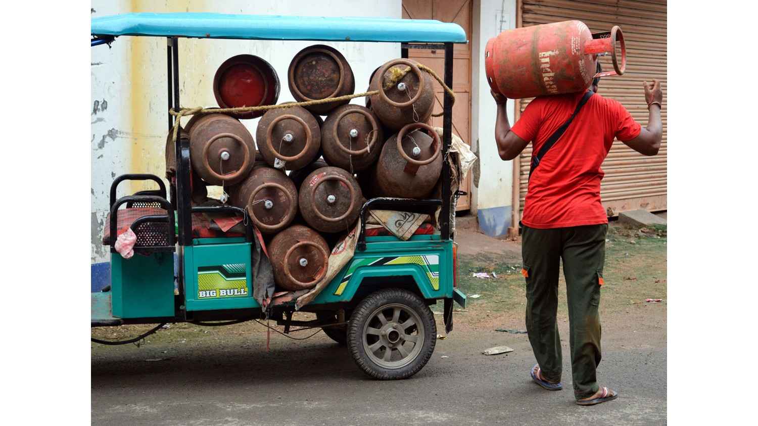 कमर्शियल एलपीजी की कमी से होटल और रेस्टोरेंट प्रभावित, पश्चिम एशिया में चल रहे संकट के बीच सरकार ने घरेलू एलपीजी को दी प्राथमिकता