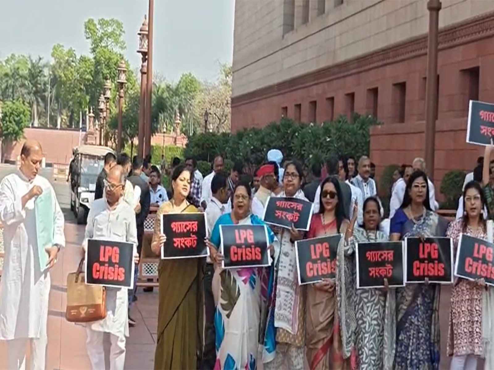 LPG की कमी पर संसद परिसर में विपक्ष का प्रदर्शन, कहा- ‘मोदी सरकार बहस से डरी हुई है’
