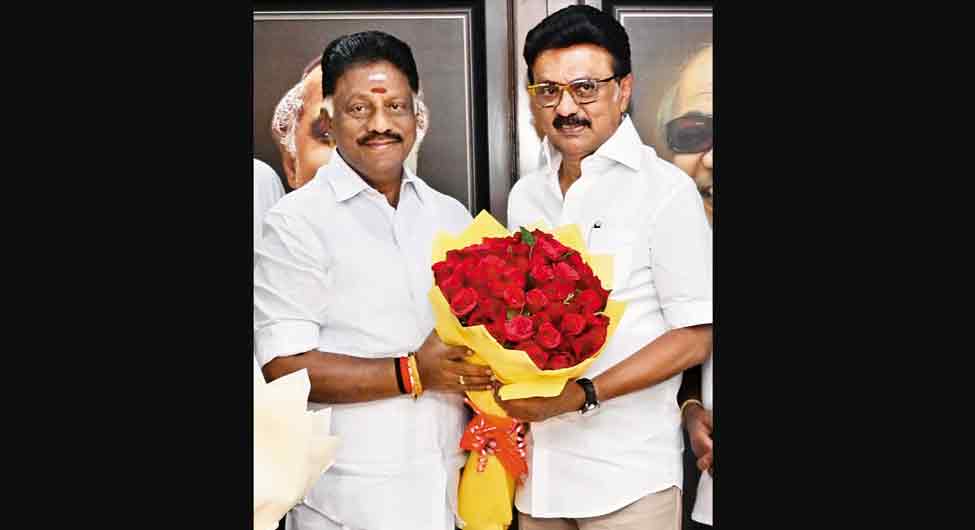 तमिलनाडुः ओपीएस द्रमुक के दरवाजे