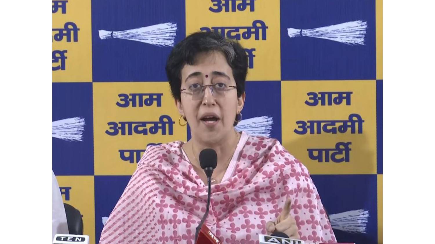 दिल्ली: आतिशी ने विधानसभा अध्यक्ष से आम आदमी पार्टी के चार विधायकों का निलंबन रद्द करने की अपील की