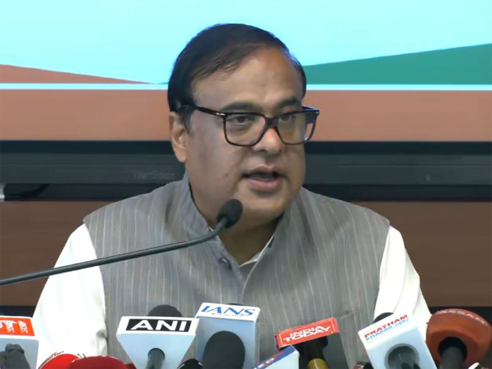 असम चुनाव से पहले सियासी घमासान: कांग्रेस की प्रेस कॉन्फ्रेंस पर ‘पाकिस्तान कनेक्शन’ का दावा