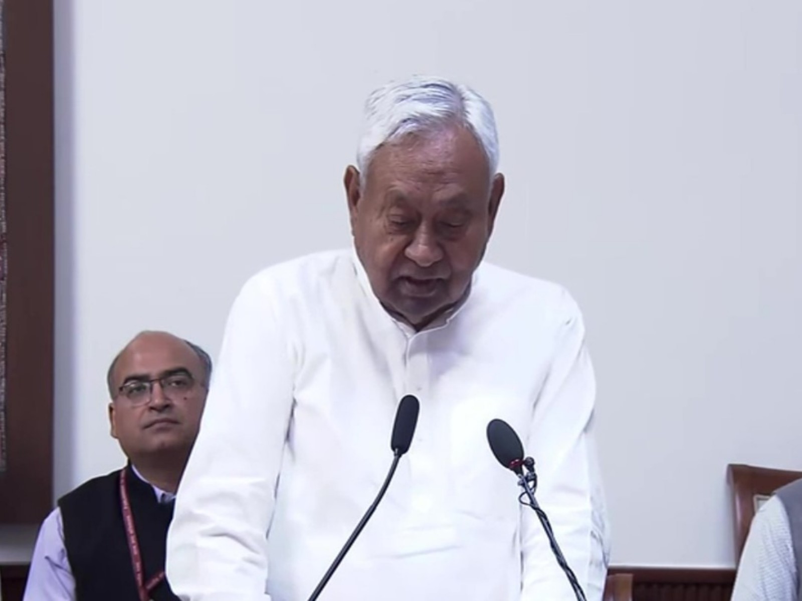 दो दशक तक बिहार के सीएम रहे नीतीश कुमार ने राज्यसभा सदस्य के रूप में ली शपथ