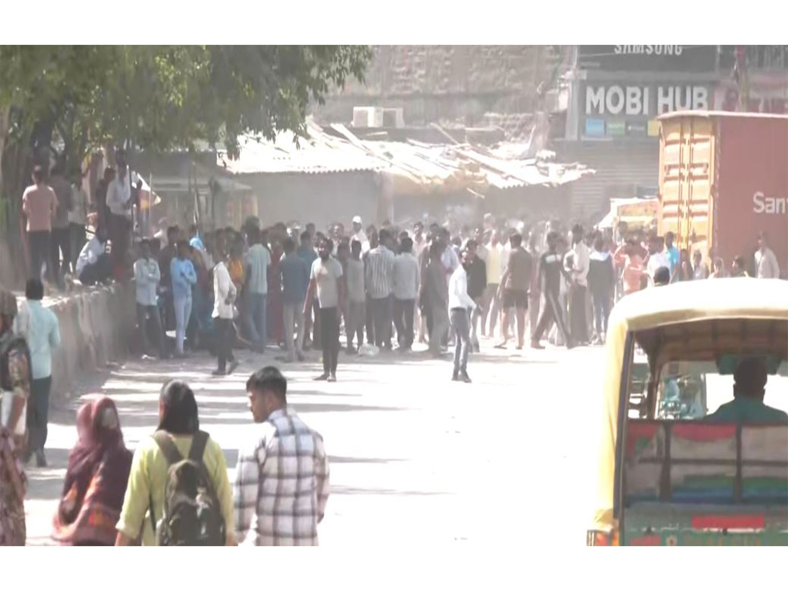 उत्तर प्रदेश: वेतन बढ़ोतरी के बावजूद नोएडा में श्रमिकों का हंगामा, पुलिस तैनात, 300+ गिरफ्तार