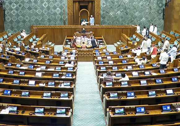 लोकसभा में हंगामे के बीच तीन बड़े विधेयक पेश, ‘विभाजन’ से पास हुआ प्रस्ताव, 251 मत पक्ष में