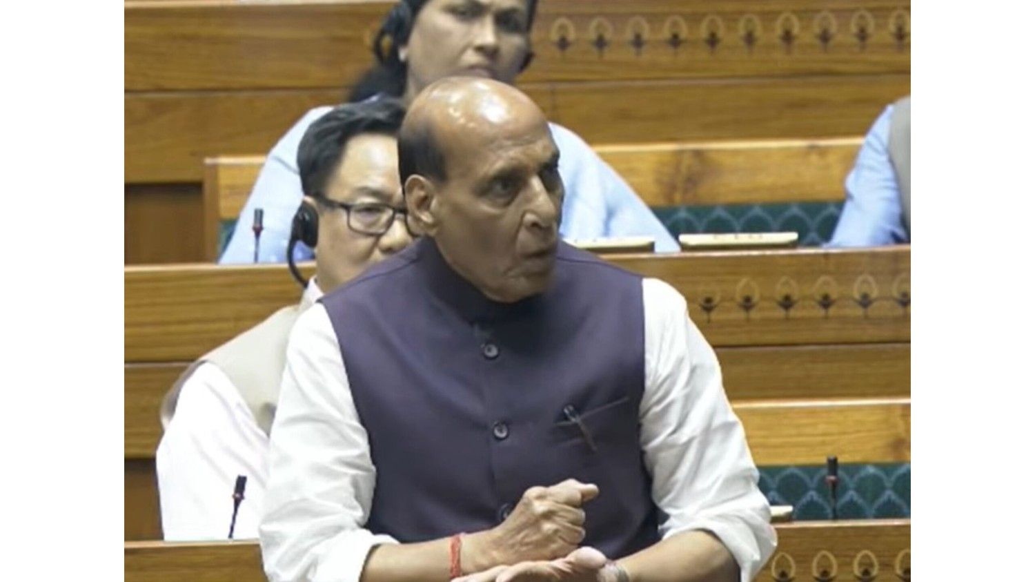 रक्षा मंत्री राजनाथ सिंह ने राहुल गांधी को लेकर जताई नाराजगी, पीएम मोदी के खिलाफ टिप्पणी को बताया गलत