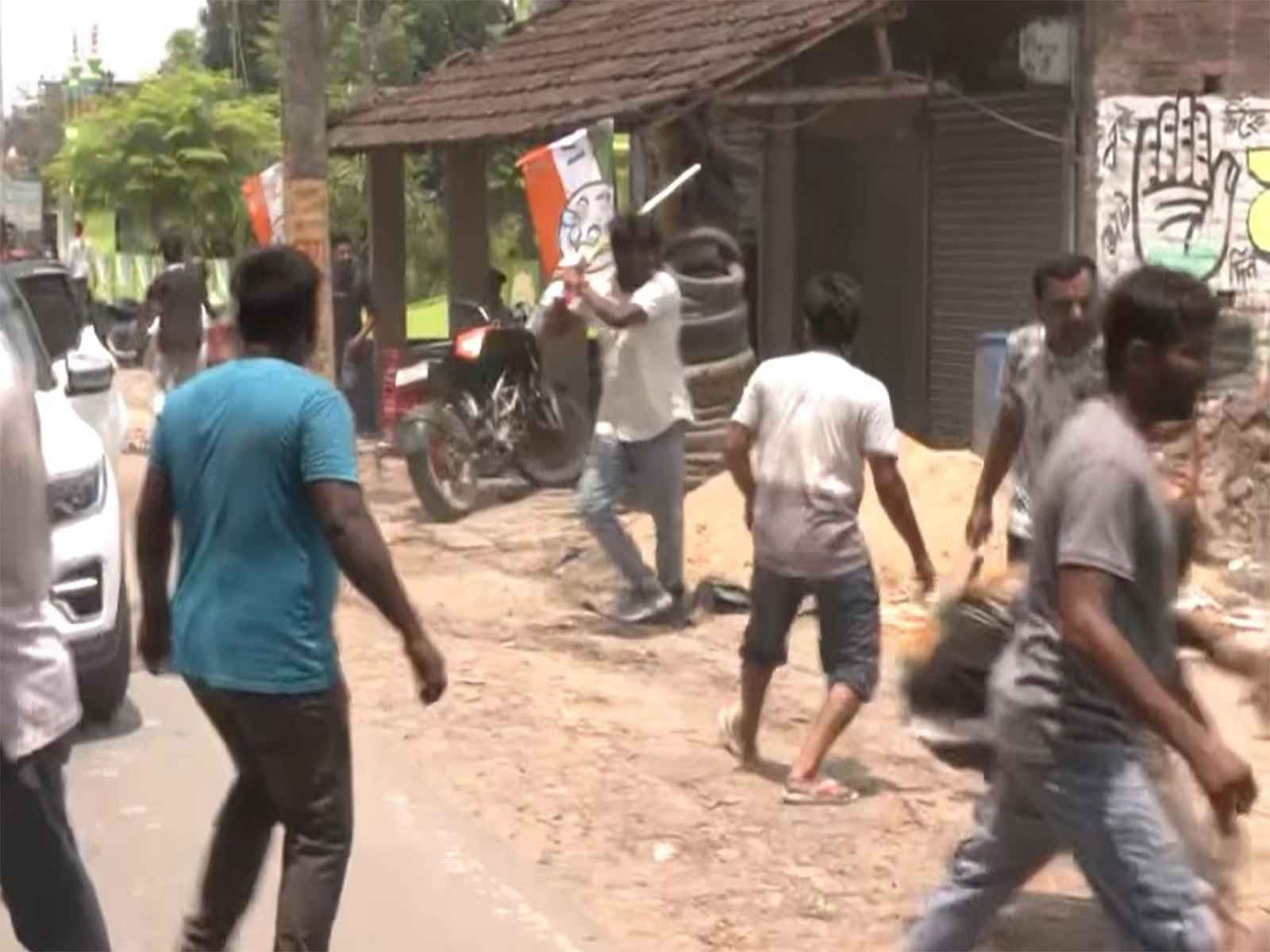 बंगाल में हाई वोल्टेज चुनाव के बीच हिंसा, कबीर समर्थकों और TMC कार्यकर्ताओं में झड़प