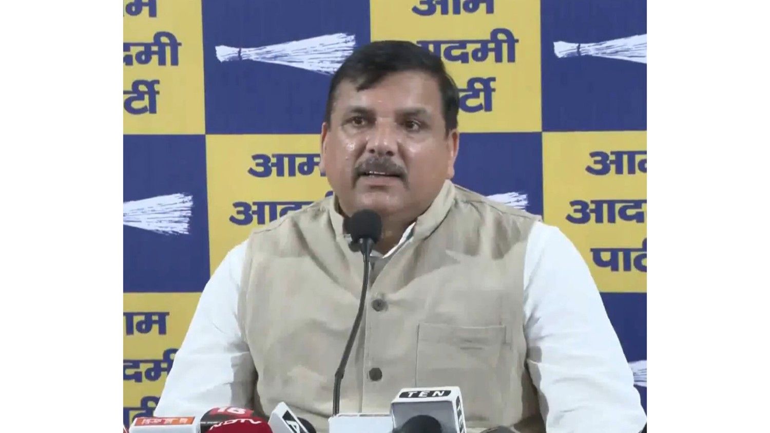 संजय सिंह ने आम आदमी पार्टी के सांसदों के भाजपा में शामिल होने के कदम को बताया 