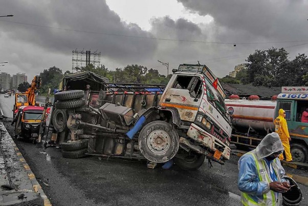 दिल्ली: आईटीओ पर दर्दनाक सड़क हादसा! ऑटो पर गिरा कंटेनर, 4 लोगों की मौके पर मौत
