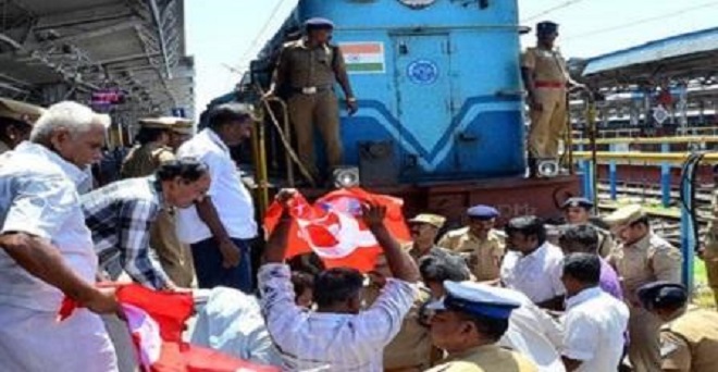 कावेरी विवाद: तमिलनाडु में विपक्ष और किसानों का धरना, रेल रोक किया प्रदर्शन