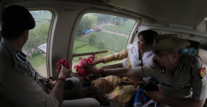 यूपी के एडीजी ने कांवड़ियों पर हेलीकॉप्टर से बरसाए फूल, कहा- न दें इसे धार्मिक एंगल