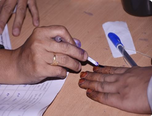 उत्तर प्रदेश के मैनपुरी में दोपहर 1 बजे तक करीब  31.64 फीसदी मतदान, रामपुर में धीमी रफ्तार