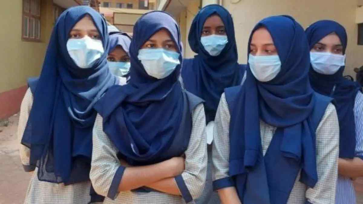 कर्नाटक: कक्षा के अंदर की थी हिजाब पहनने की मांग, 23 छात्रा निलंबित