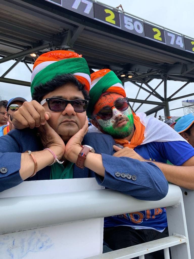 वर्ल्ड कप सेमीफाइनल में न्यूजीलैंड के हाथों मिली हार के बाद निराश भारतीय फैंस