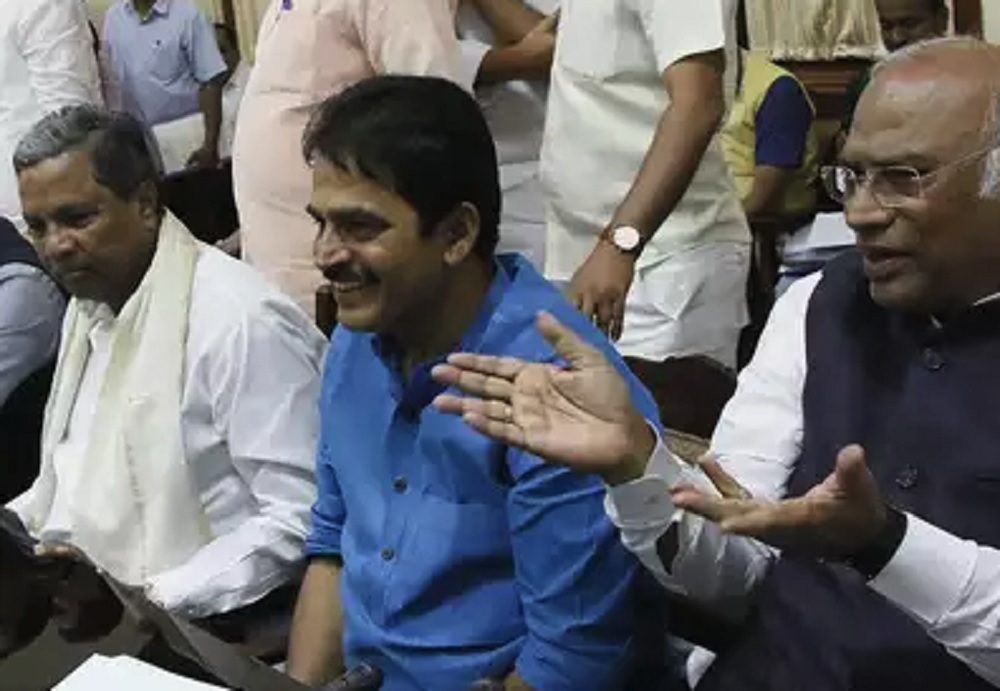 कर्नाटक संकट: फ्लोर टेस्ट से पहले बेंगलुरु में आज कांग्रेस विधायकों की बैठक