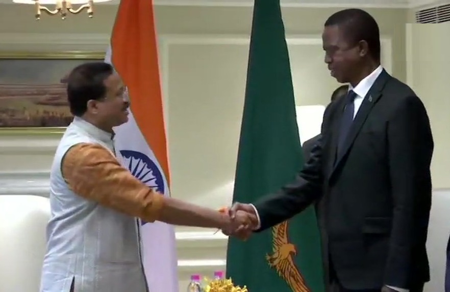 तीन दिवसीय भारत दौरे पर आए जाम्बिया के राष्ट्रपति एडगर चगवा लुंगू से मुलाकात करते विदेश और संसदीय मामलों के राज्य मंत्री वी. मुरलीधरन