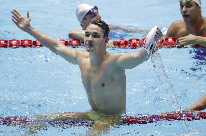 दक्षिण कोरिया के ग्वांगजू में विश्व तैराकी चैंपियनशिप में 200 मीटर बटरफ्लाई फाइनल जीतने के बाद हंगरी के क्रिस्टोफ मिलक