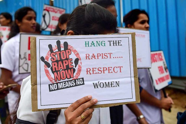 बेंगलूरू में हैदराबाद बलात्कार और हत्या मामले के खिलाफ प्रदर्शन करती महारानी कॉलेज की छात्राएं