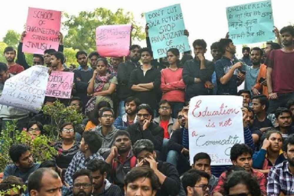 जेएनयू की महिला छात्रों का दिल्ली पुलिस पर गंभीर आरोप, यौन उत्पीड़न और ब्लेड से हमले की बात