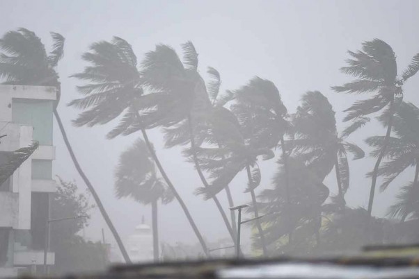 'निवार' तूफानः चेन्नई में रोकी गई विमान सेवा, टीमों को किया तैनात