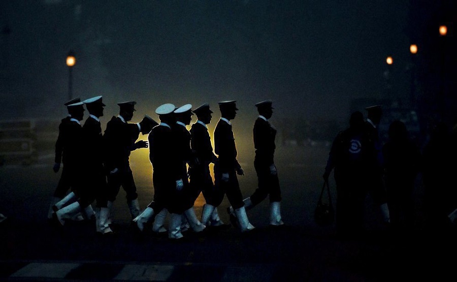 गणतंत्र दिवस परेड रिहर्सल के दौरान मार्च करते भारतीय नौसेना के जवान
