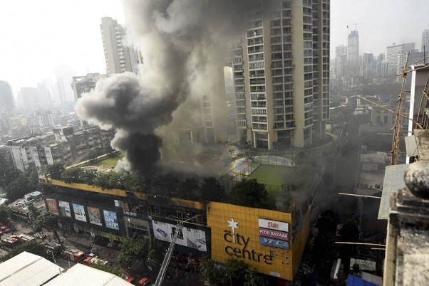 मुंबई में आग लगने के बाद सिटी सेंट्रल मॉल से उठता धुआं
