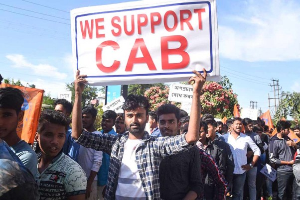 गुवाहाटी में नागरिकता (संशोधन) विधेयक के समर्थन में जुलूस निकालते अखिल भारतीय विद्यार्थी परिषद (एबीवीपी) के कार्यकर्ता