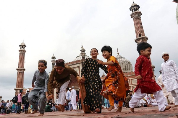 ईद-उल-अजहा के दौरान पुरानी दिल्ली स्थित जामा मस्जिद में खेलते बच्चे