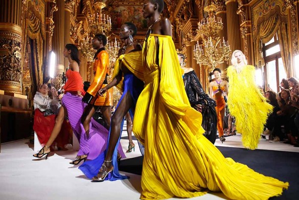 पेरिस में फैशन वीक के दौरान स्प्रिंग-समर 2020 कलेक्शन के लिए तैयार परिधानों का प्रदर्शन करतीं मॉडल