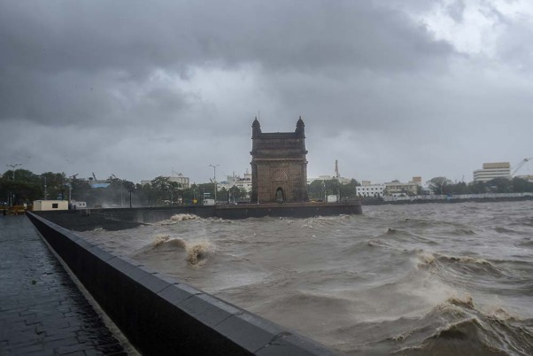 मुंबई में तौकते तूफान के कारण गेटवे ऑफ इंडिया के पास भारी बारिश और आंधी