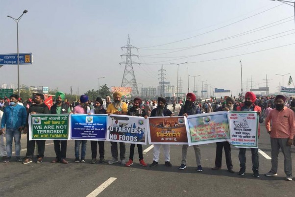 भारत बंद को लेकर दिल्ली में राजमार्ग को अवरुद्ध करते प्रदर्शनकारी किसान