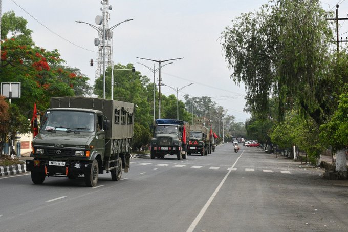 मणिपुर हिंसा: सरकार ने दंगाईयों को देखते ही गोली मारने का दिया आदेश, सेना की 55 टुकड़ियां तैनात;  9,000 लोगों को सुरक्षित स्थानों पर पहुंचाया