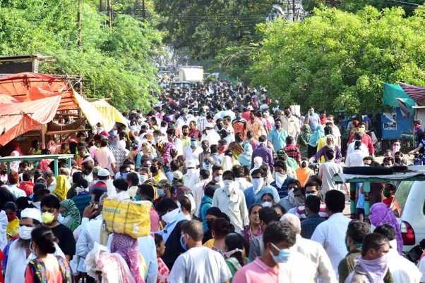 लॉकडाउन के दौरान महाराष्ट्र के सोलापुर में जरूरी सामान खरीदने के लिए बड़ी तादाद में बाजार पहुंचे लोग
