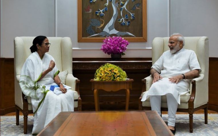 दिल्ली में प्रधानमंत्री नरेंद्र मोदी से मुलाकात करती पश्चिम बंगाल की मुख्यमंत्री ममता बनर्जी