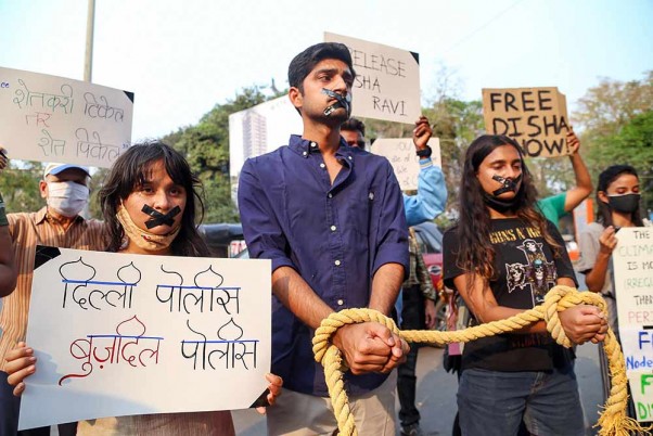जलवायु कार्यकर्ता दिशा रवि की रिहाई की मांग तेज, ठाणे में युवा कार्यकर्ताओं द्वारा किया जा रहा विरोध प्रदर्शन