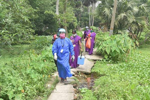 हावड़ा के वटोरा द्वीप में घर-घर टीकाकरण अभियान के दौरान चितनन गांव पहुंचे स्वास्थ्य कार्यकर्ता