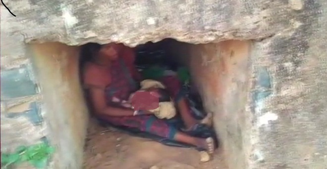 बेघर महिला ने पुलिया के नीचे दिया बच्चे को जन्म