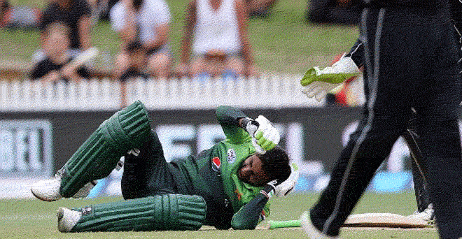 न्यूजीलैंड के खिलाफ मैच में शोएब मलिक के सिर में लगी गेंद, मैदान पर गिरे