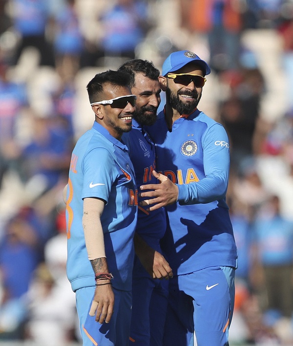 भारत और अफगानिस्तान के बीच क्रिकेट विश्व कप मैच के दौरान अफगानिस्तान के मोहम्मद नबी को आउट करने के बाद जश्न मनाते कप्तान विराट कोहली, मोहम्मद शमी और युजवेंद्र चहल