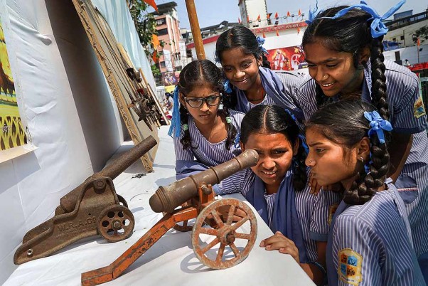 ठाणे में शिवाजी जयंती से पहले छत्रपति शिवाजी महाराज से संबंधित हथियारों और प्रतिकृति की प्रदर्शनी देखती छात्राएं