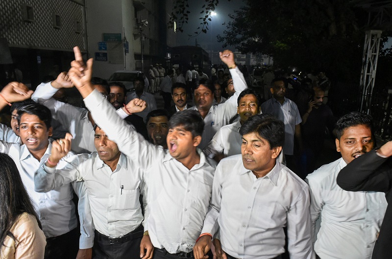 नई दिल्ली के तीस हजारी कोर्ट परिसर में पुलिस कर्मियों से झड़प के बाद नारे लगाते वकील