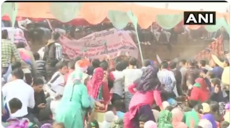 हरियाणा: जींद में किसान नेता राकेश टिकैत का टूटा मंच, नीचे गिरे; देखें वीडियो