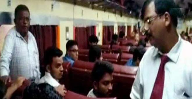 जीएसटी का असर: गुजरात की ट्रेन में एक्सट्रा पैसे मांगते हुए दिखा टीटी, वीडियो वायरल