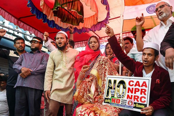 चेन्नई के वाशरमैनपेट इलाके में नागरिकता संशोधन कानून के विरोध में आयोजित रैली में नारे लगाता एक नवविवाहित जोड़ा