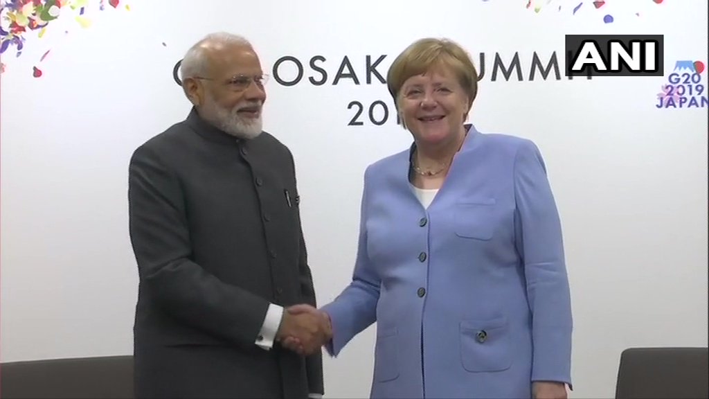 जापान के ओसाका में G20 समिट से इतर जर्मन चांसलर एंजेला मर्केल से मुलाकात करते प्रधानमंत्री नरेंद्र मोदी।