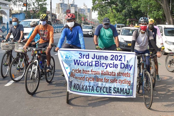 कोलकाता में विश्व साइकिल दिवस के अवसर पर साइकिल रैली का आयोजन